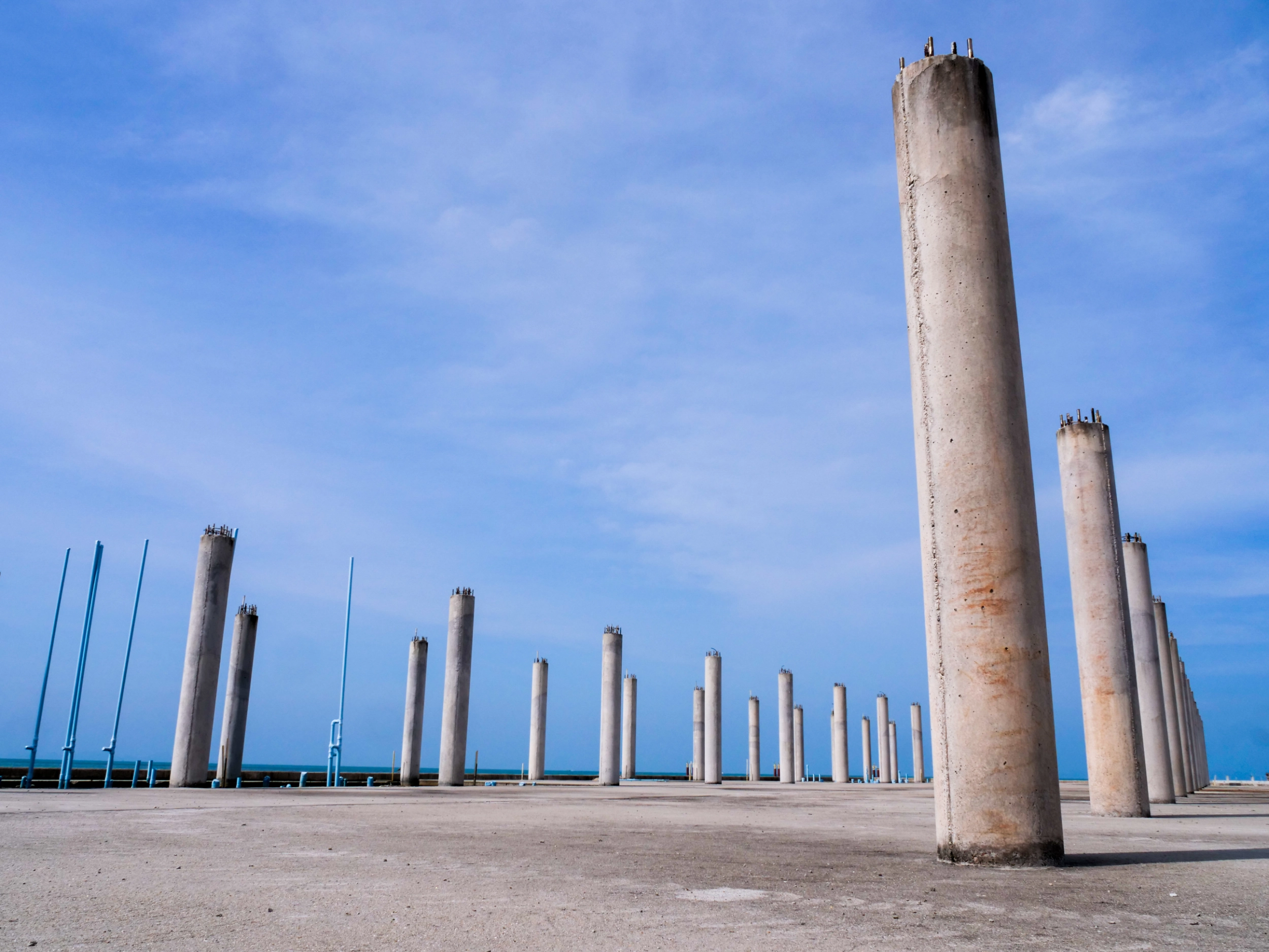concrete-pillars-against-a-clear-blue-sky-in-an-open